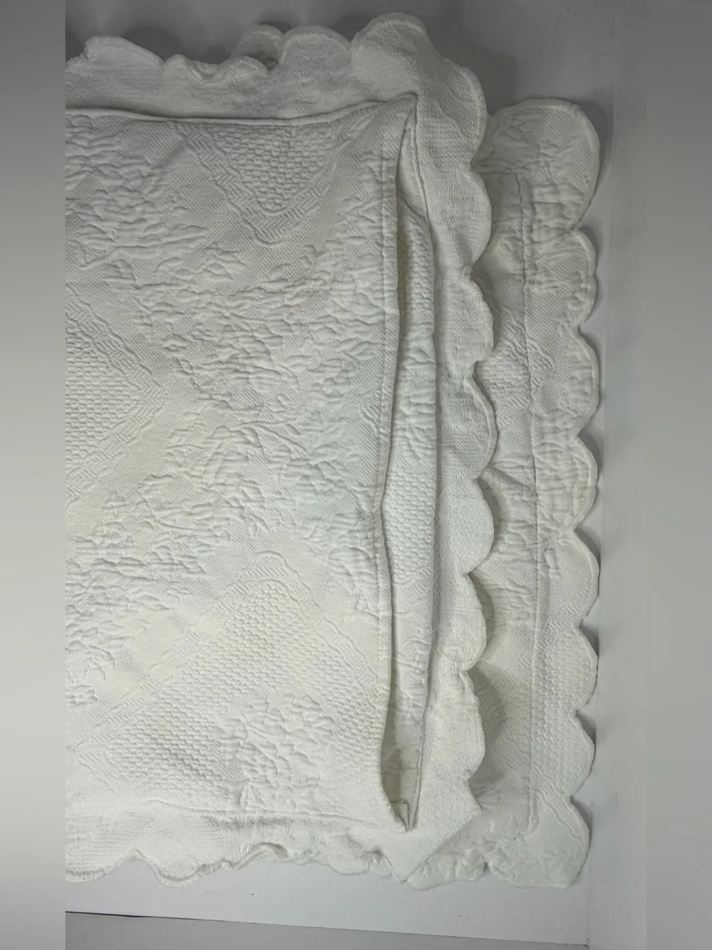 White Cotton Matelasse Quilted Scalloped Pillow Shams Vintage 2
